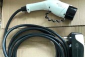 比亚迪秦充电器能给苹果手机充电吗？