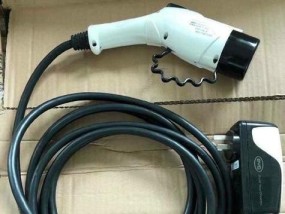 比亚迪秦充电器能给苹果手机充电吗？