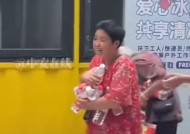 哄抢矿泉水老人正脸曝光，笑容贪婪得意，监控下仍猖狂，官方出手