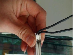 显示器上日光灯的遮挡方法是什么？