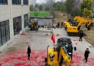 小伙开挖机去西藏，318帮助无数人脱困，却因收1000块被网友诟病