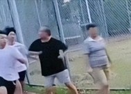 老人恶意肘击跑步学生，正脸曝光嘴脸狰狞丑恶，对准孩子胸口下手
