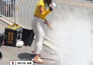 太恶劣！女骑手撞伤老人后想跑，被路人拦住后还动手打人