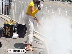 太恶劣！女骑手撞伤老人后想跑，被路人拦住后还动手打人