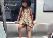 小孩地铁霸占仨座位后续！脱鞋踹人，家长不管，“地铁判官”出手