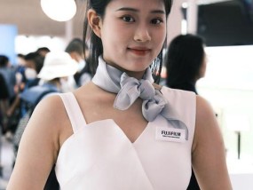 拍摄服装人像时应选择哪种相机镜头？镜头选择对效果有何影响？