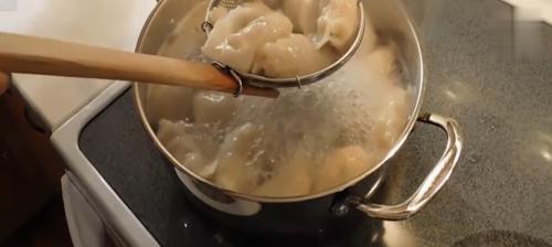 速冻水饺怎么煮才不会破皮？煮速冻水饺的正确步骤是什么？  第3张