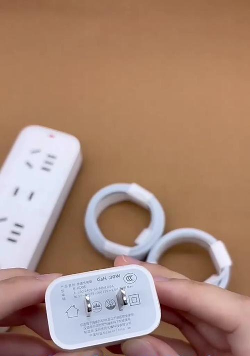 三个相同头的充电器能否同时给多部手机充电？  第1张