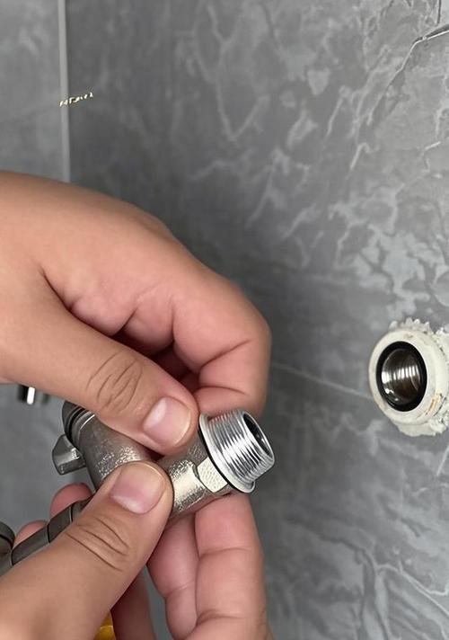 热水器漏水拧开的方法是什么？  第3张
