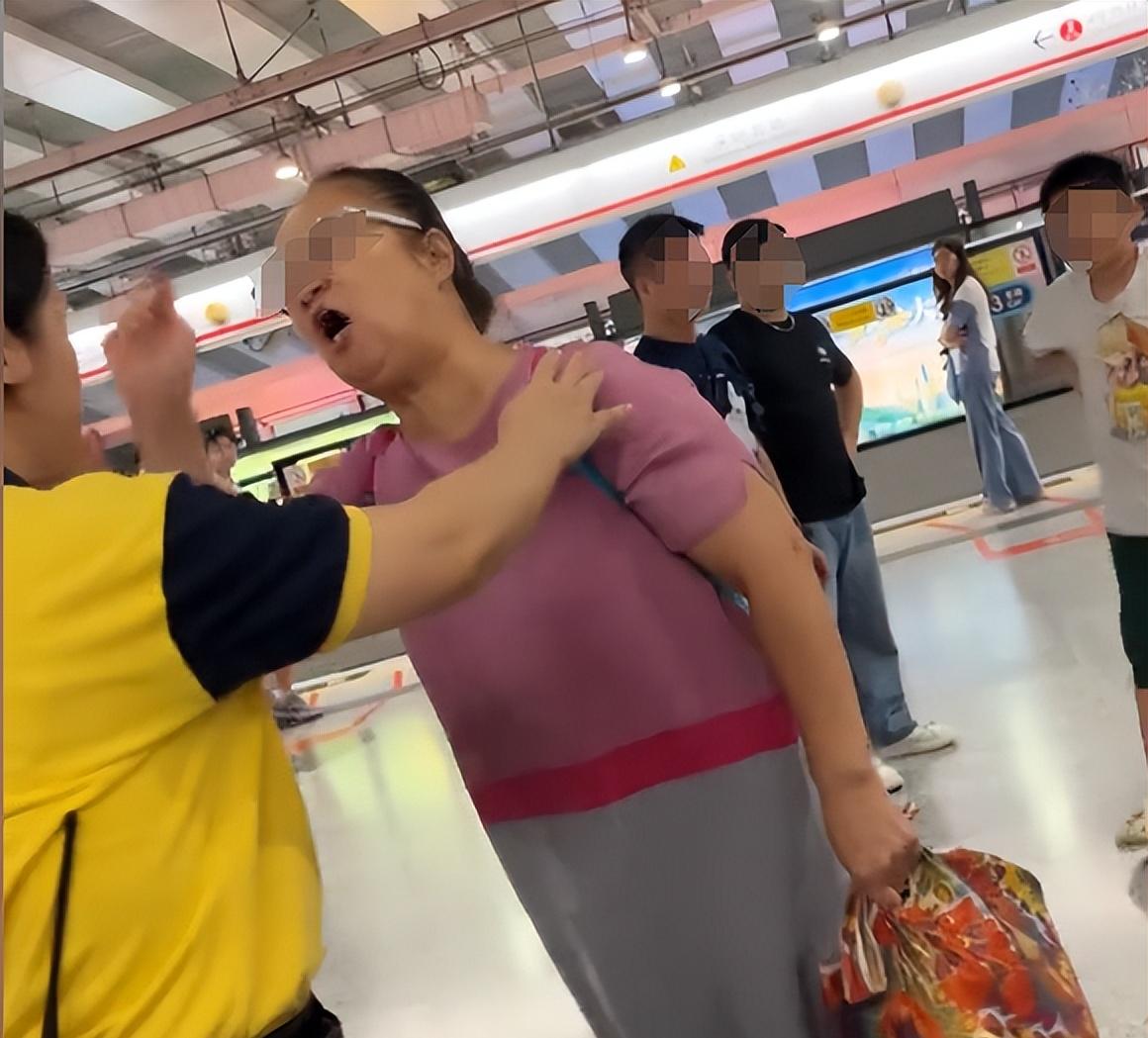 大妈地铁辱骂乘客后续，乘警面前叫嚣，知情者透更多，平时就嚣张  第2张
