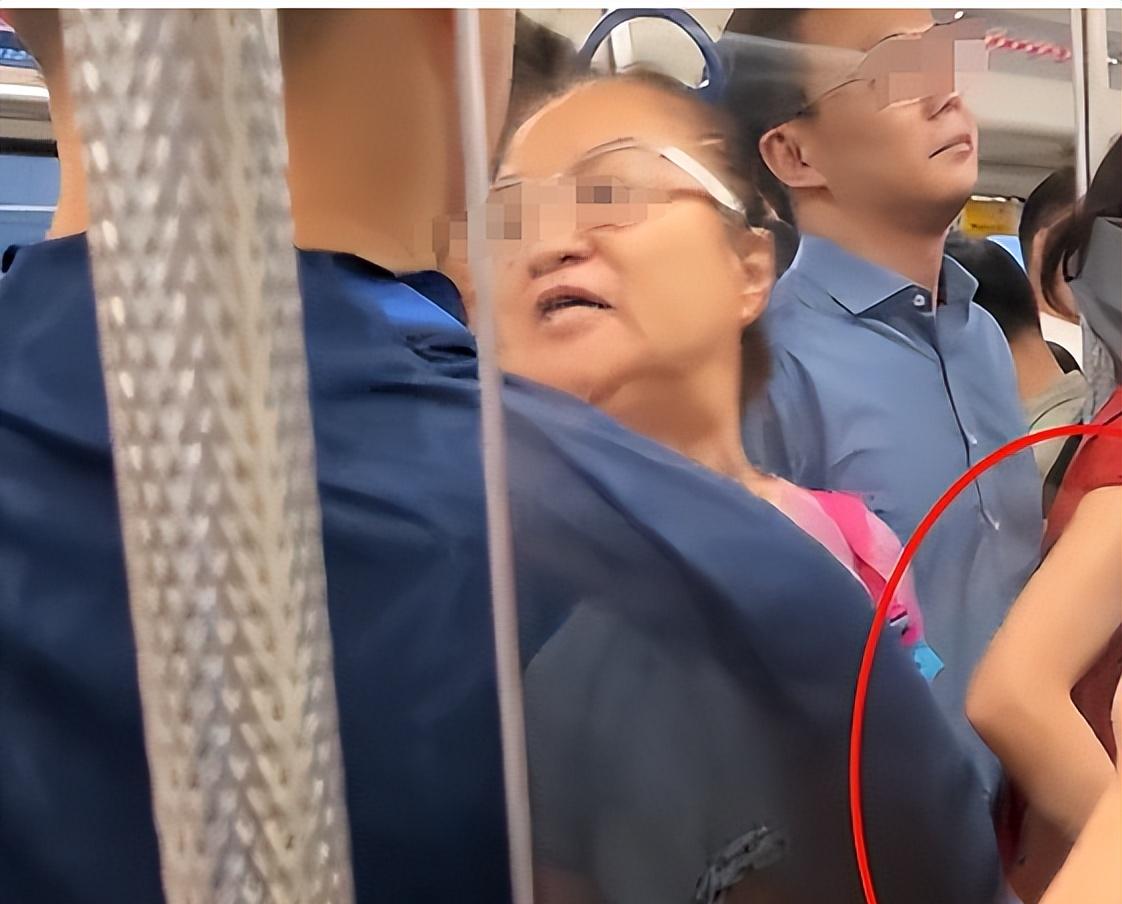 大妈地铁辱骂乘客后续，乘警面前叫嚣，知情者透更多，平时就嚣张  第14张