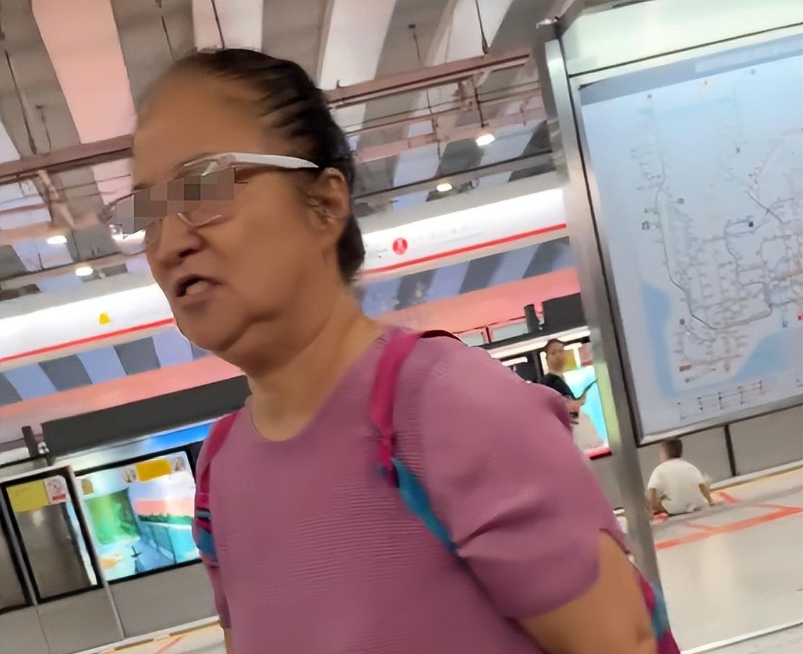 大妈地铁辱骂乘客后续，乘警面前叫嚣，知情者透更多，平时就嚣张  第15张