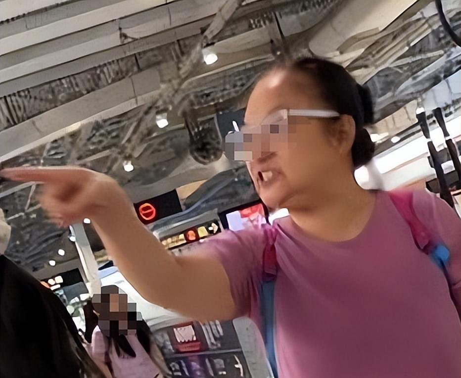 大妈地铁辱骂乘客后续，乘警面前叫嚣，知情者透更多，平时就嚣张  第17张