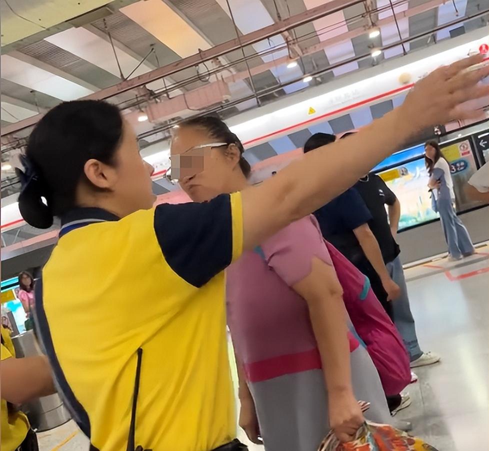 大妈地铁辱骂乘客后续，乘警面前叫嚣，知情者透更多，平时就嚣张  第18张