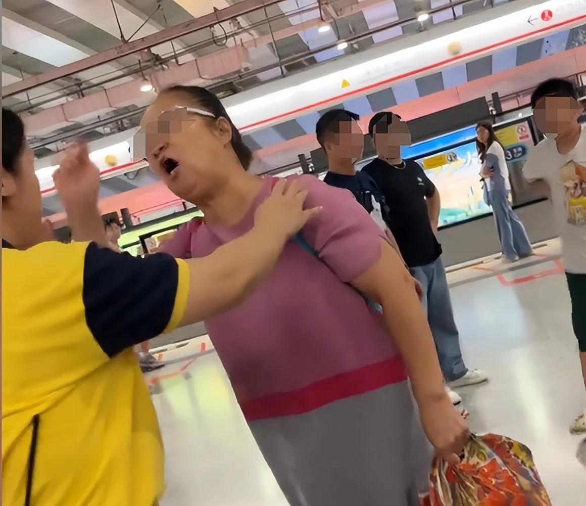 大妈地铁辱骂乘客后续，乘警面前叫嚣，知情者透更多，平时就嚣张  第20张