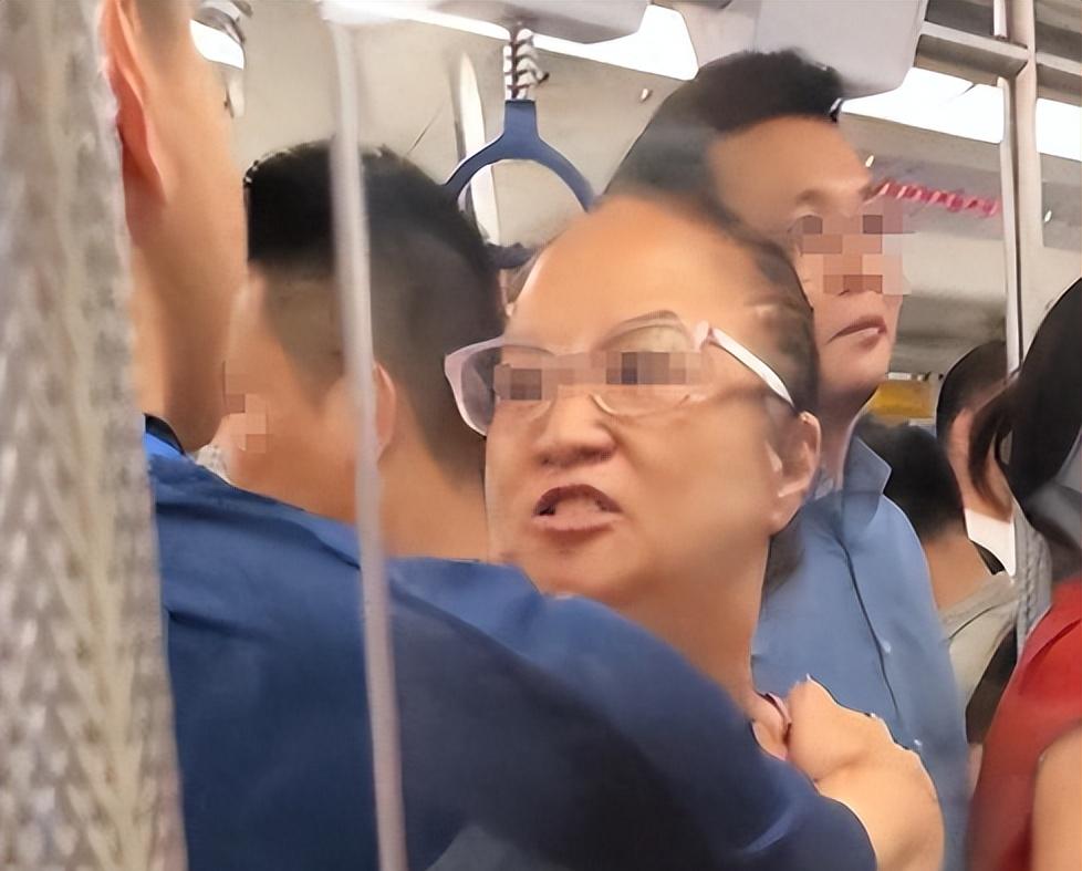 大妈地铁辱骂乘客后续，乘警面前叫嚣，知情者透更多，平时就嚣张  第25张