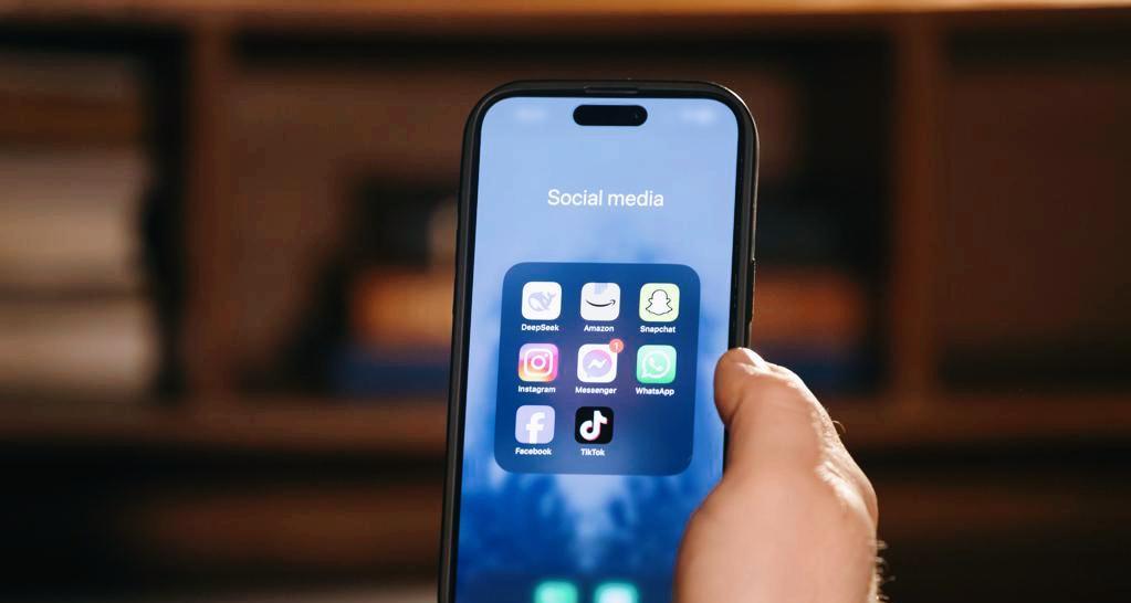 华为Mate90配置曝光，全球首发隐藏式FaceID，提前暴打iPhone18？  第4张