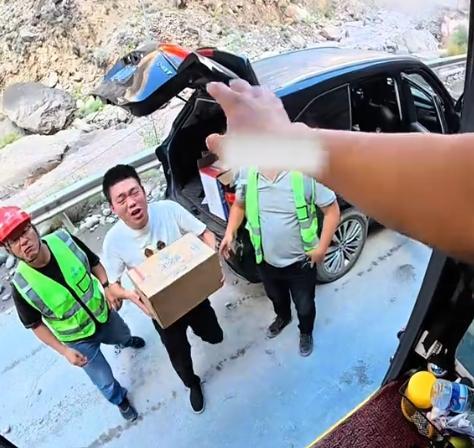 小伙开挖机去西藏，318帮助无数人脱困，却因收1000块被网友诟病  第3张