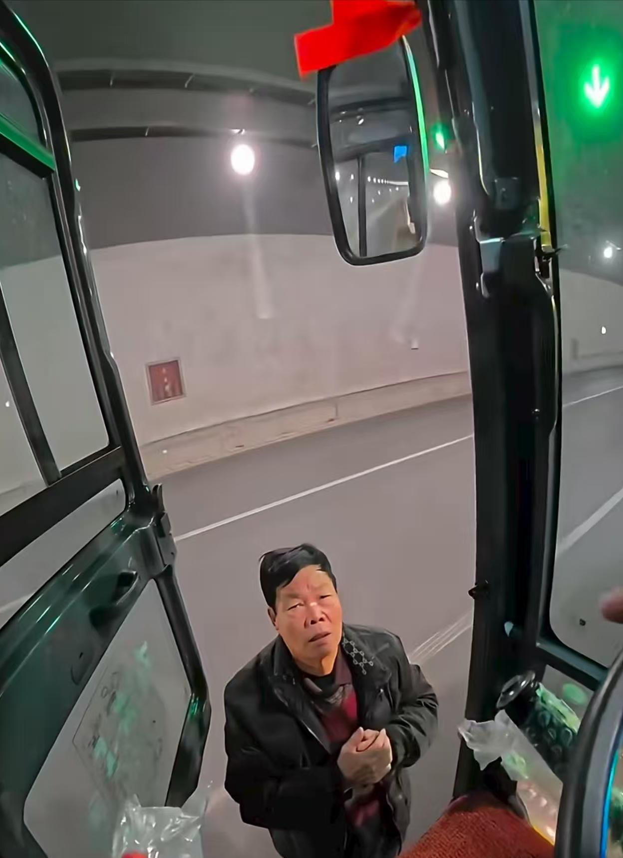 小伙开挖机去西藏，318帮助无数人脱困，却因收1000块被网友诟病  第6张