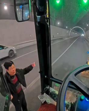 小伙开挖机去西藏，318帮助无数人脱困，却因收1000块被网友诟病  第8张