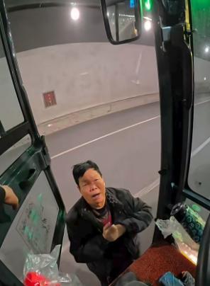 小伙开挖机去西藏，318帮助无数人脱困，却因收1000块被网友诟病  第7张