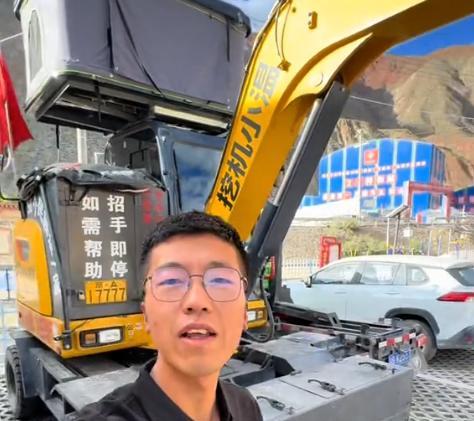 小伙开挖机去西藏，318帮助无数人脱困，却因收1000块被网友诟病  第11张