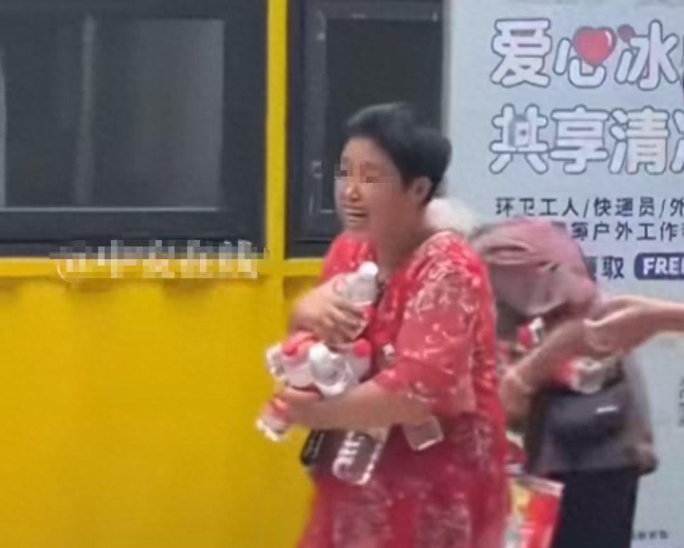 哄抢矿泉水老人正脸曝光，笑容贪婪得意，监控下仍猖狂，官方出手  第1张