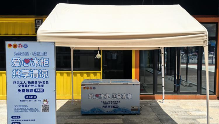 哄抢矿泉水老人正脸曝光，笑容贪婪得意，监控下仍猖狂，官方出手  第5张