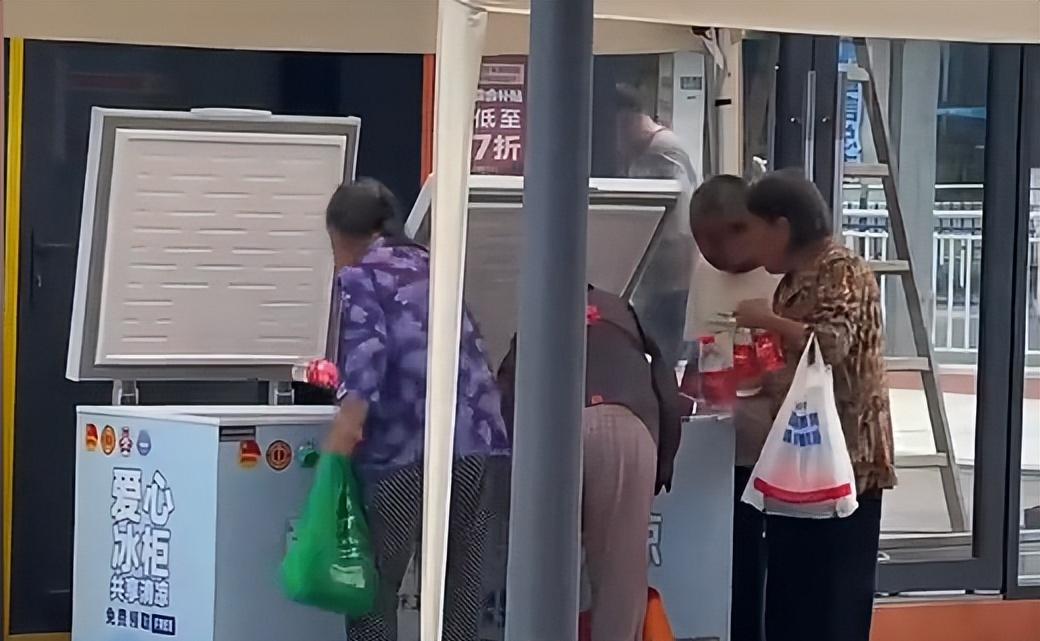 哄抢矿泉水老人正脸曝光，笑容贪婪得意，监控下仍猖狂，官方出手  第6张