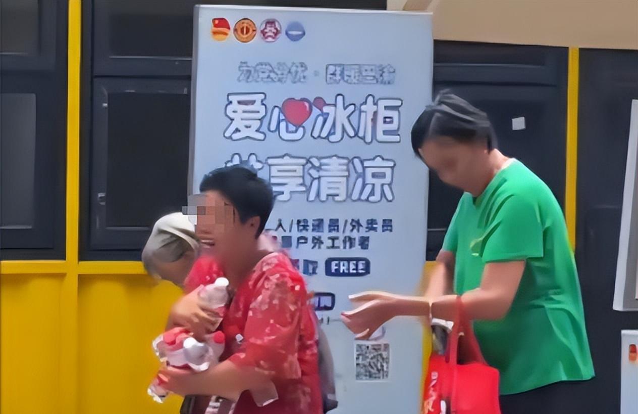 哄抢矿泉水老人正脸曝光，笑容贪婪得意，监控下仍猖狂，官方出手  第7张