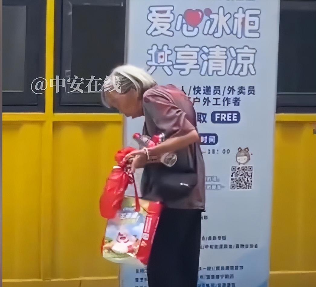 哄抢矿泉水老人正脸曝光，笑容贪婪得意，监控下仍猖狂，官方出手  第8张
