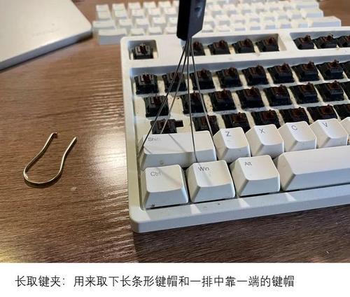 如何清理机械键盘上的灰尘（教你快速、安全、有效地清理键盘灰尘）  第3张
