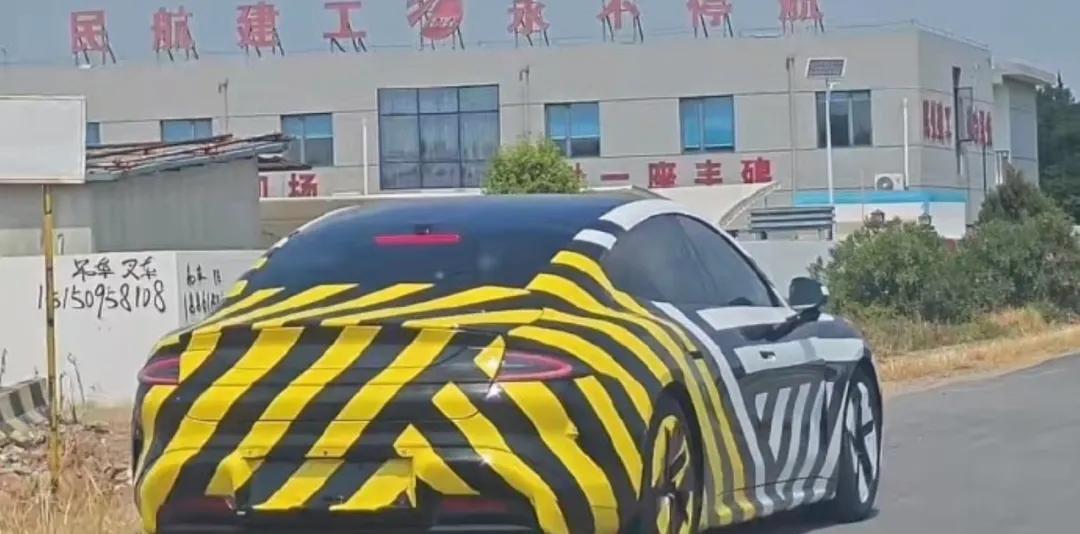 小米新款SU7L加长版新车曝光，但何时才有现车？  第2张