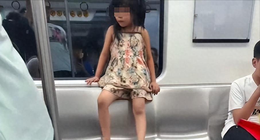 小孩地铁霸占仨座位后续！脱鞋踹人，家长不管，“地铁判官”出手  第1张