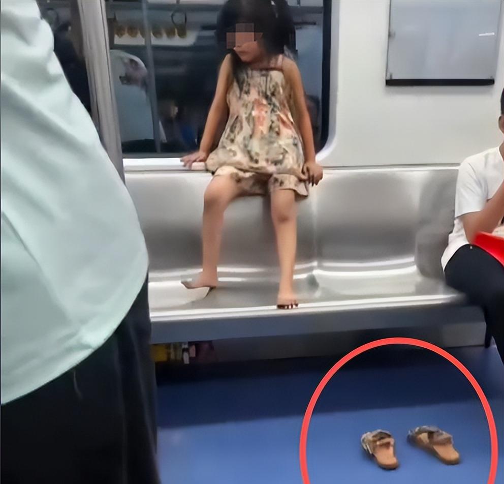 小孩地铁霸占仨座位后续！脱鞋踹人，家长不管，“地铁判官”出手  第3张