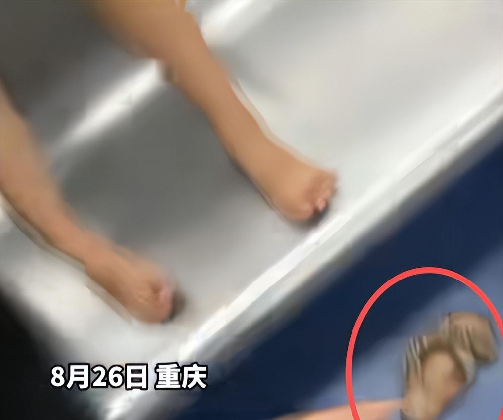 小孩地铁霸占仨座位后续！脱鞋踹人，家长不管，“地铁判官”出手  第9张