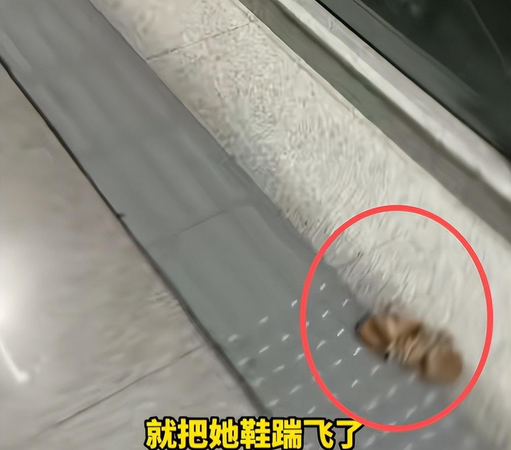 小孩地铁霸占仨座位后续！脱鞋踹人，家长不管，“地铁判官”出手  第11张