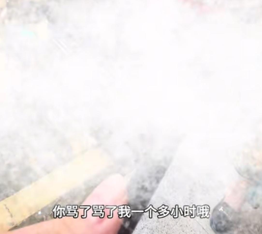 大妈骑车撞车后情绪失控，大骂车主一小时车主拒和解电动车被拖走  第2张
