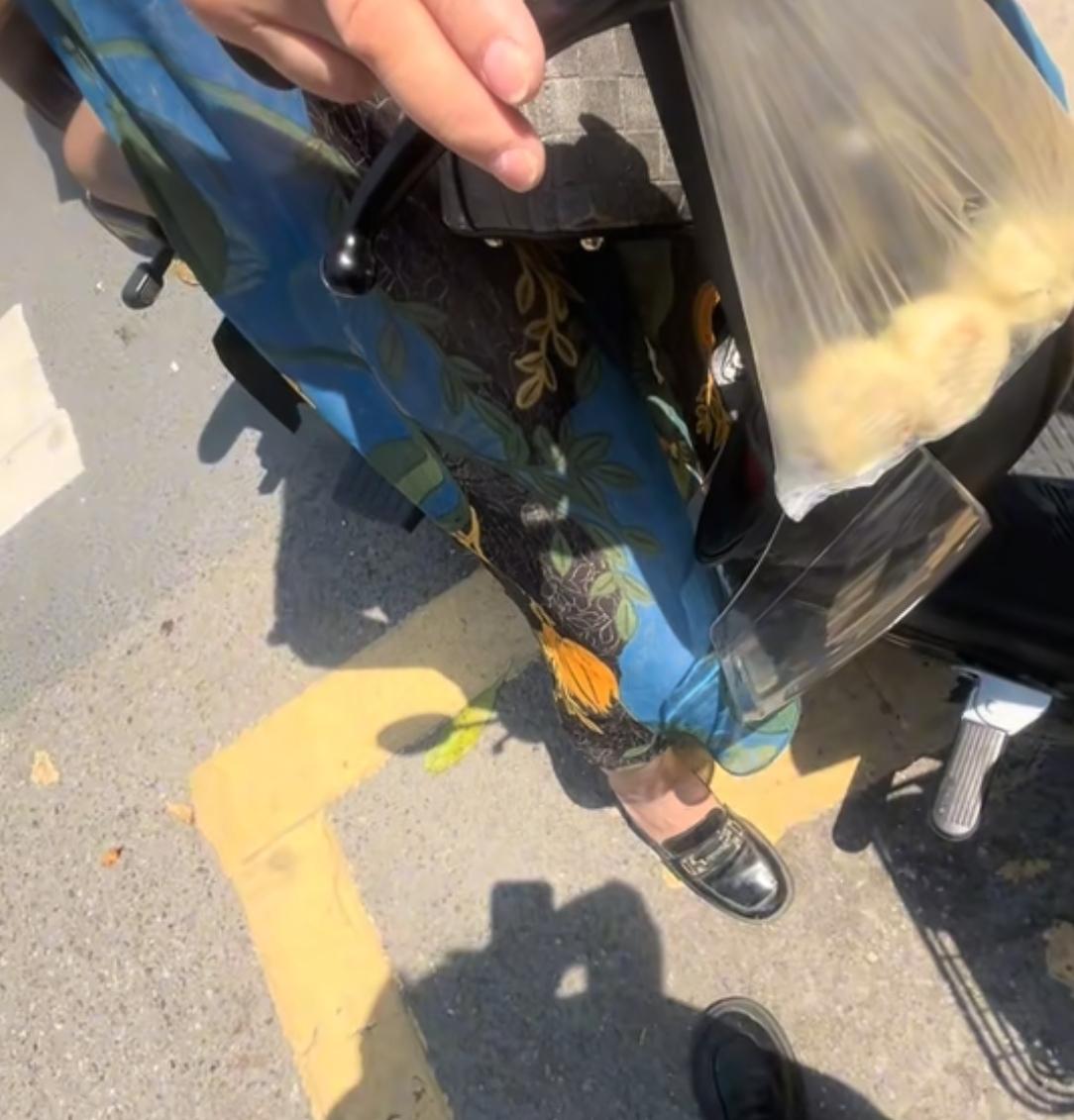 大妈骑车撞车后情绪失控，大骂车主一小时车主拒和解电动车被拖走  第5张
