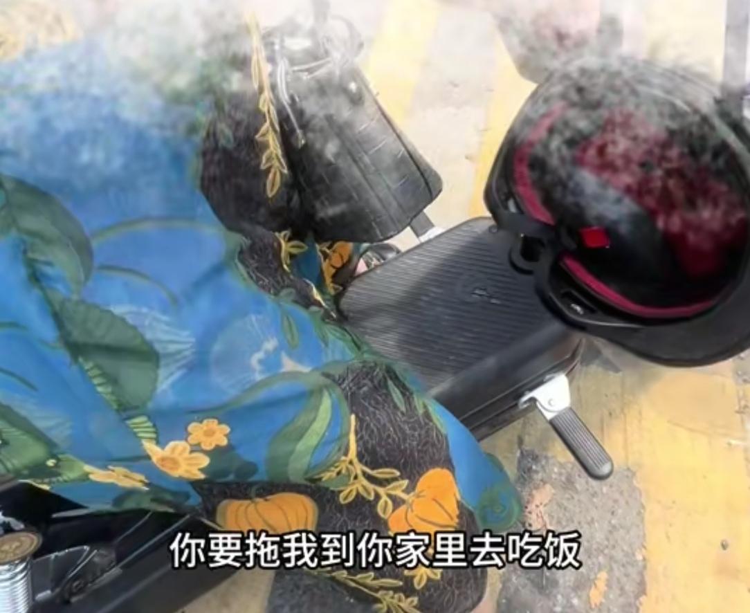 大妈骑车撞车后情绪失控，大骂车主一小时车主拒和解电动车被拖走  第4张