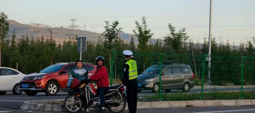 多地严查电动车接送学生：鼓励多生，但后座超载罚款！接娃怎么办  第3张