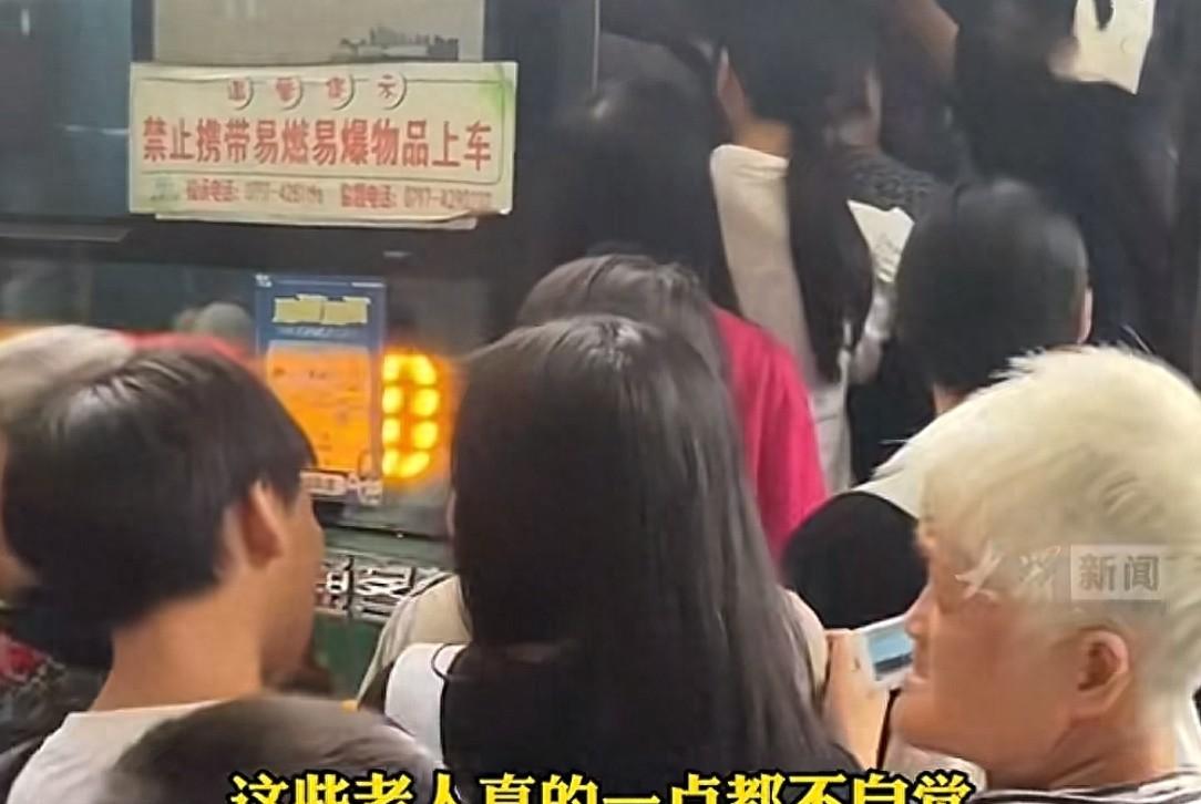 老人为领免费鸡蛋，早高峰和学生抢公交致学生迟到，公交公司回应  第1张