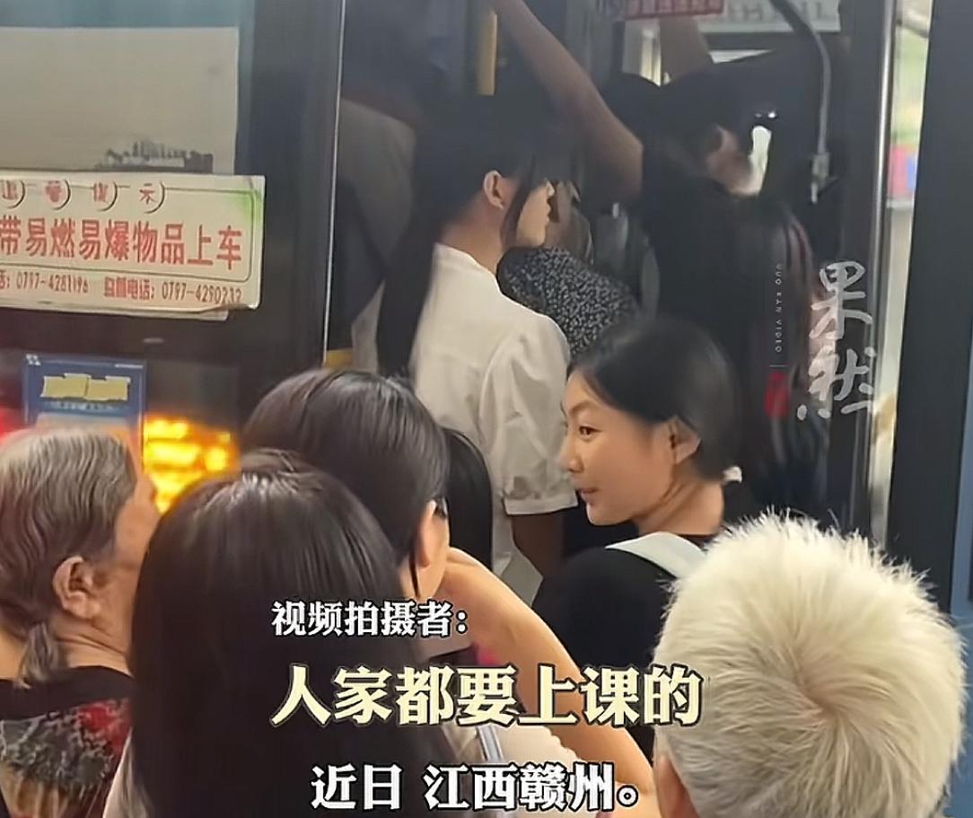 老人为领免费鸡蛋，早高峰和学生抢公交致学生迟到，公交公司回应  第2张