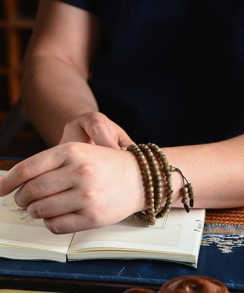 男生留香手环的佩戴方法是什么？如何正确佩戴留香手环？  第3张