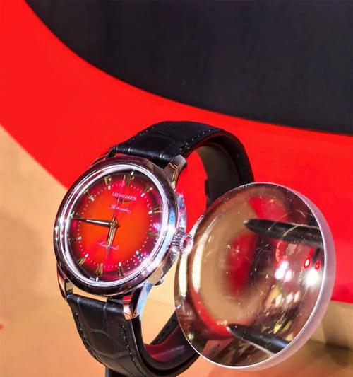 红色手表的佩戴技巧和搭配建议是什么？  第2张