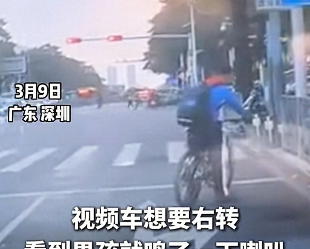 男孩骑车被后车按喇叭，生气堵车前不走，网友:年纪不大脾气不小  第1张