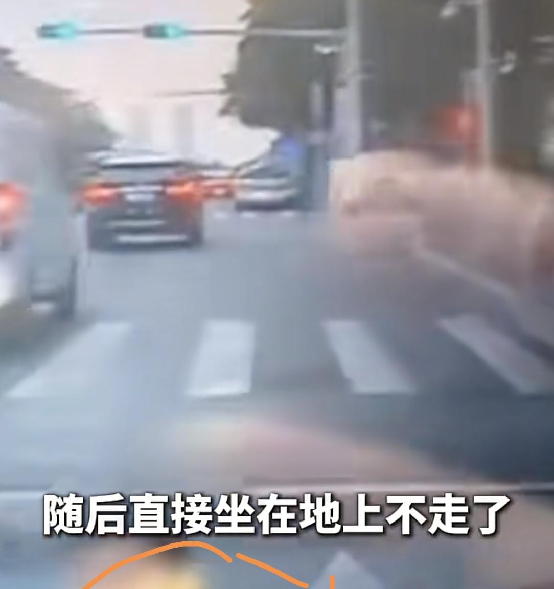 男孩骑车被后车按喇叭，生气堵车前不走，网友:年纪不大脾气不小  第3张