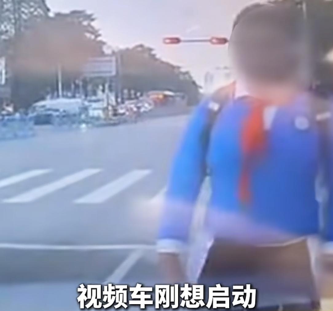 男孩骑车被后车按喇叭，生气堵车前不走，网友:年纪不大脾气不小  第2张